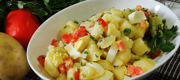 Salada de batata, ovos, cenoura e salsicha