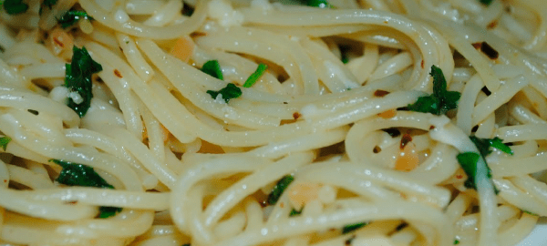 Macarrão ao alho e óleo com espinafre