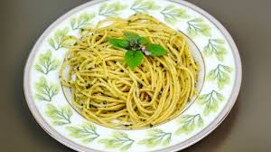 Espaguete ao Molho Pesto