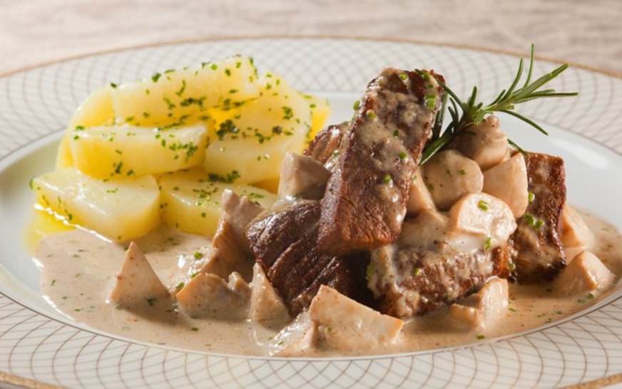 Filé Mignon ao creme de Champignon e Batata Sauté